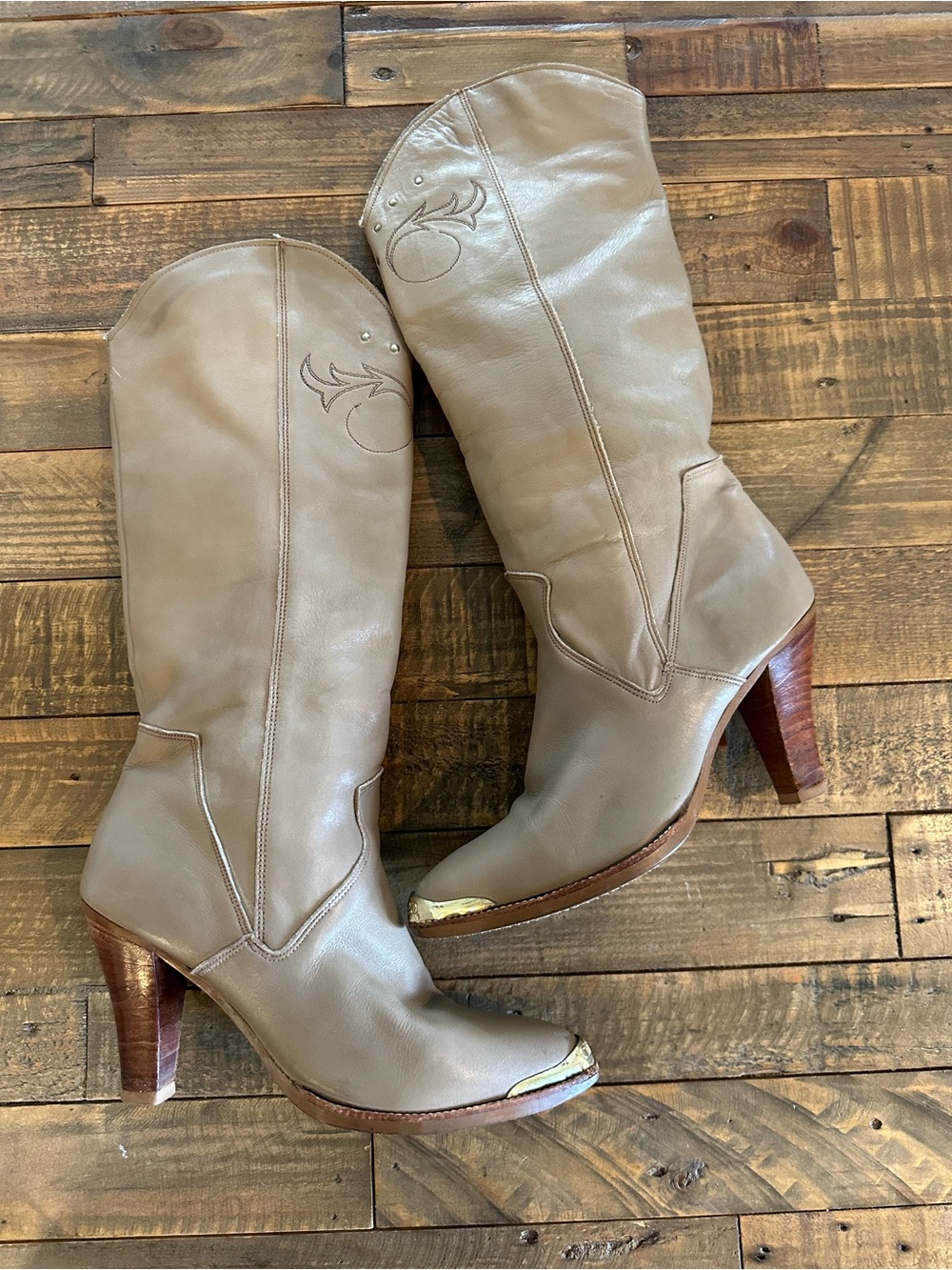 Dingo Vintage Embroidered Tan Leather Heeled Western Boots Size 9